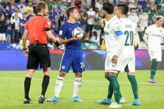 Azpilicueta atraiu a atenção dos jogadores do Palmeiras antes de cobrança de pênalti de Havertz (KARIM SAHIB / AFP)