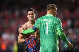 Lewandowski, à esquerda, e Neuer, à direita (Foto: PATRICIA DE MELO MOREIRA / AFP)