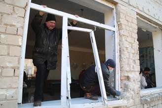 Donetsk, na fronteira entre Rússia e Ucrânia, já sofre com bombardeio