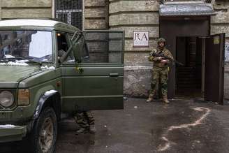 Um militar ucraniano de guarda em Kiev, capital da Ucrânia