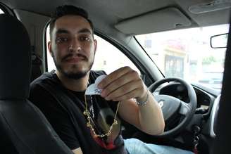 Sem conseguir cobrir os gastos diários, Marcel Giordo começou a vender semijoias durante as viagens nos aplicativos