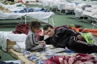 Pai e filha em alojamento para refugiados em Chisnau, Moldávia