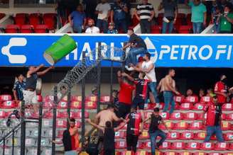Briga entre torcedores de Querétaro e Atlas pode gerar desfiliação de clubes (EDUARDO GOMEZ / AFP)