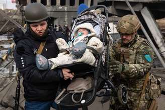 Tropas-ucranianas-tirando-bebê-dos-escombros-da-guerra