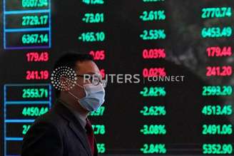 Homem usa máscara dentro da bolsa de Xangai, China
28/02/2020. REUTERS/Aly Song//File Photo