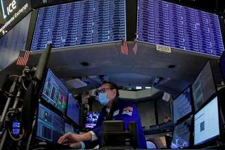 Operadores trabalham na Bolsa de Nova York, EUA
REUTERS/Brendan McDermid