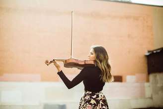 A violinista paraibana Karoline Menezes participou das apresentações de Beyoncé e Billie Eilish no Oscar 2022.