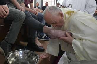 Papa Francisco lava pés de detento na missa 'In coena Domini' de 2018