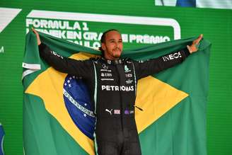 Lewis Hamilton venceu o GP de São Paulo em Interlagos e se vestiu com a bandeira do Brasil no pódio 