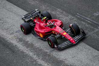 A Ferrari adota asas pretas, com a fibra de carbono exposta, desde o começo do ano