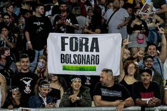 Fotógrafo registrou protesto contra o mandatário pouco antes de desfile da Gaviões da Fiel 