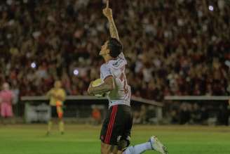 Pedro, do Flamengo, comemora seu gol durante partida contra o Altos 