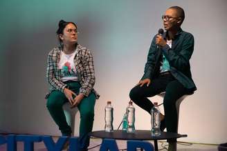 Cofundadoras da Rebunny Studio, Flavia Figueredo e Beatriz Ramos (da esquerda para a direita), lançando o jogo Elas em evento no Chile