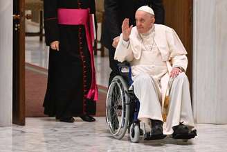 Papa Francisco chega de cadeira de rodas em audiência no Vaticano