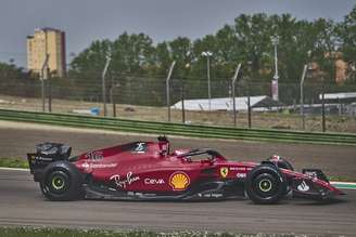 Leclerc testando em Imola os pneus Pirelli para 2023