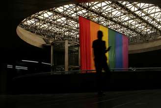 Bandeira LGBT na estação da Praça da Sé do metrô de São Paulo