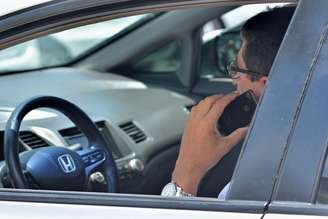 Dirigir com o telefone celular na mão dá multa? Conheça os tipos de infrações