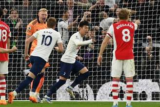 Tottenham briga diretamente com o Arsenal por uma vaga na próxima Champions League (Foto: GLYN KIRK / AFP)