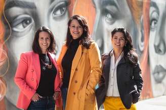 A fundadora da Vittude, Tatiana Pimenta (centro), ao lado de duas diretoras que ela promoveu na emrpesa, Maíra Gracini (esq.) e Izabela Yumi