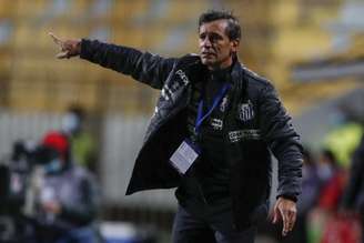 Bustos quer ver o Santos jogando da mesma forma dentro e fora da Vila (Foto: JAVIER TORRES / AFP)