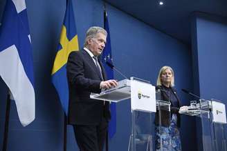O presidente da Finlândia, Sauli Niinisto, e a premiê da Suécia, Magdalena Andersson, em coletiva conjunta em Estocolmo