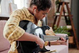 Conhecer a sonoridade da sua guitarra é fundamental para obter êxito no instrumento (Foto/Pexels)