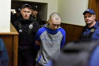 Vadim Shishimarin chega em tribunal de Kiev para julgamento