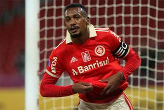 Edenilson se pronunciou após partida do Internacional (Foto: Silvio Avila / AFP)