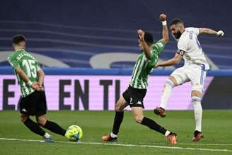 Benzema tentou, mas não conseguiu furar a defesa do Betis (PIERRE-PHILIPPE MARCOU / AFP)