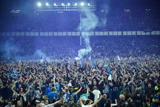 Torcida do Everton invadiu o campo após vitória contra o Crystal Palace (Foto: OLI SCARFF/AFP)