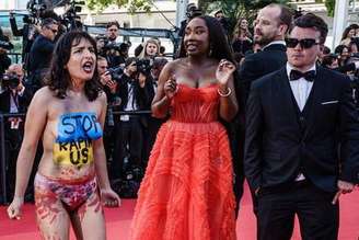 Mulher seminua protesta contra estupros na guerra em Cannes