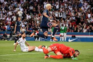 Neymar comemora seu gol contra o Metz. Agora, ele vai curtir férias (Foto: Anne-Christine POUJOULAT / AFP)