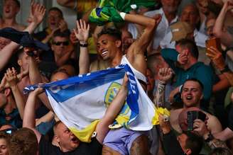 Raphinha foi para os braços da galera após a vitória do Leeds (Foto: ADRIAN DENNIS / AFP)