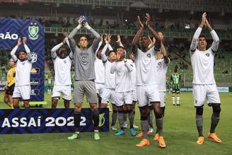 Elenco do Botafogo agradecendo a torcida pela presença na Arena Independências (Foto: Vítor Silva/Botafogo)