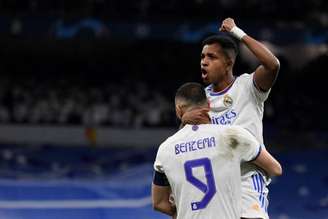 Rodrygo e Benzema em campo pelo Real Madrid (Foto:  OSCAR DEL POZO / AFP)