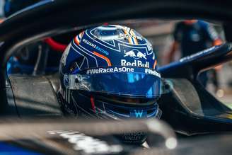 Alexander Albon não teve um bom dia na Espanha e foi aos boxes quatro vezes 