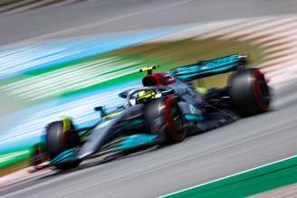 Hamilton crê em vitória ainda este ano após melhorias da Mercedes na Espanha 