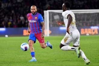 Daniel Alves jogou os 90 minutos do amistoso (Foto: SAEED KHAN / AFP)