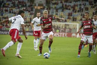 Flamengo vence Sporting Cristal por 2 a 1