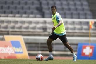 Danilo em ação no treino desta sexta-feira (Foto: Lucas Figueiredo / CBF)