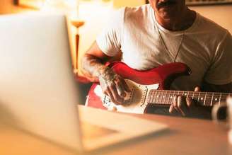Não se meta mais em furada quando estudar guitarra virtualmente (Foto/Freepik)