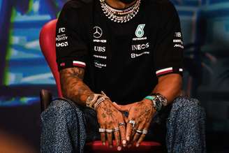 Lewis Hamilton e suas inúmeras joias 