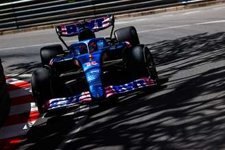 Fernando Alonso e sua Alpine nas curvas de Monaco: o desafio de achar o acerto correto