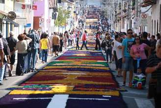 Em Santana de Parnaíba, a confecção dos tapetes coloridos vai começar na manhã de quinta-feira e mobilizará mais de mil pessoas