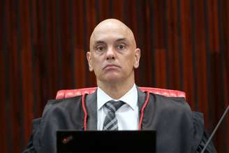 Alexandre contraria PGR e não arquiva inquérito que atinge Bolsonaro