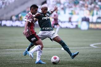 Danilo jogador do Palmeiras disputa lance com jogador do São Paulo durante partida no Allianz Parque pelo campeonato Paulista 2022