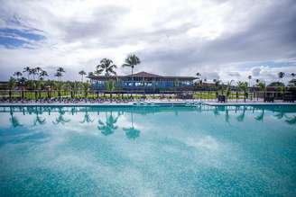 O resort possui uma enorme piscina de frente para a praia.