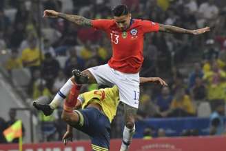 Pulgar (foto) em ação pela seleção do Chile, contra a Colômbia (Foto: AFP)