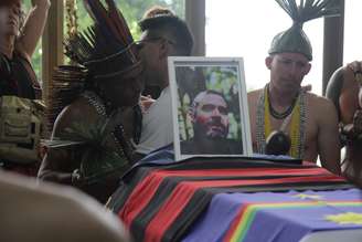 Corpo do indigenista brasileiro Bruno Pereira é velado com a presença de indígenas no Cemitério Morada da Paz, em Paulista, no Grande Recife