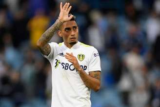 Raphinha marcou 17 gols e deu 11 assistências em 66 partidas disputadas pelo Leeds United (Foto: OLI SCARFF / AFP)